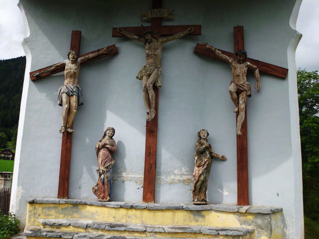 Kreuze an der Außenseite des St. Wolfgang Kirchleins, Mauterndorf