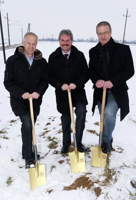 Der Bau des Umformerwerks Klangen ist ein weiterer wichtiger Schritt für die Zukunft der Mariazellerbahn. NÖVOG Geschäftsführer Gerhard Stindl, Verkehrslandesrat Karl Wilfing und Peter Kalteis, Bürgermeister der Gemeinde Weinburg, beim Spatenstich für das Gebäude.