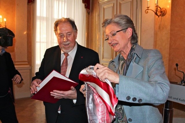 Ministerin Claudia Schmied hat als Überraschung auch einen Valentins-Schal für Bruno Thost