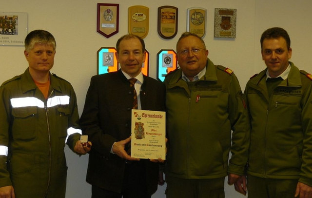 Kommandant FF Meggenhofen HBI Reinhard Voithofer, Jubilar Feuerwehr-Landesrat Max Hiegelsberger, Bezirksfeuerwehrkommandant OBR Josef Schwarzmannseder und Abschnittsfeuerwehrkommandant BR Johann Kronsteiner. | Foto: FF Meggenhofen/Land OÖ