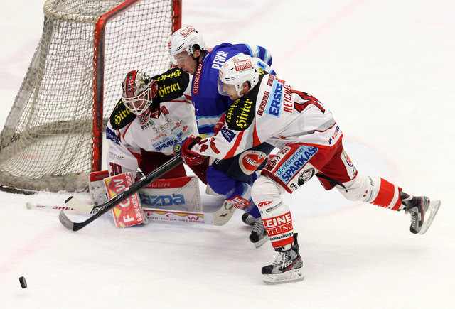 Derbypower: Rene Swette und Johannes Reichel gegen Villachs Kapitän Marco Pewal (Mitte) | Foto: Kuess