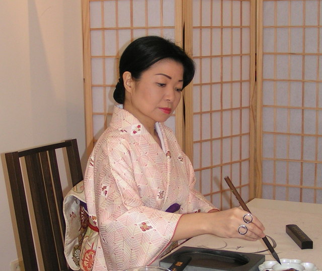 Baba Junko wird bei der Vernissage in Steyr die Technik der japanischen Shodo-Kalligrafie vorführen. | Foto: Foto: Privat