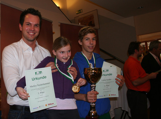 Steirischer Meister U14: Lukas Seidler, Marlies Niederhammer und Trainer Philipp Spiegl. | Foto: TC Weiz