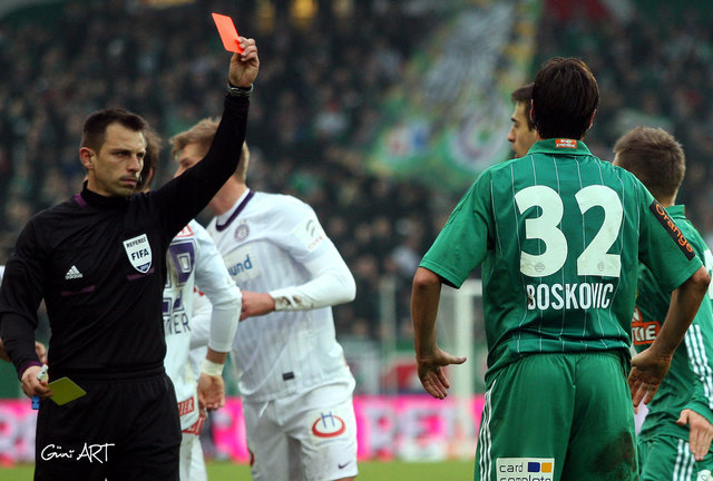 Schiedsrichter Gerhard Grobelnik zeigt Branko Boskovic die Rote Karte.   FOTO: Güni ART