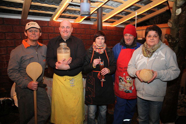 Braumeister Christian Göbl, Ratgeber und Präsident der BierIG Martin Seidl, Braugehilfin Sonja Karer, Heizer Manfred Seidl und Johanna Dehner, die für das leibliche Wohl zuständig war.