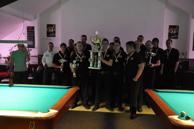 Gruppenfoto der drei Top-platzierten Mannschaften