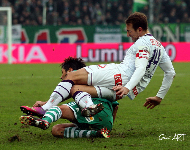Nach diesem Foul an Austrias Manuel Ortlechner flog Boskovic mit Gelb-Rot vom Platz.    FOTO: Güni ART