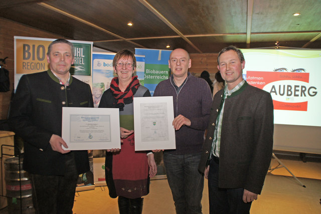 Aubergs Bürgermeister Michael Lehner, Landtagsabgeordnete Ulrike Schwarz, Robert Stögner und BIO Austria O.Ö. Obmann Martin Tragler bei der Bodenbündnis-Manifestübergabe.
