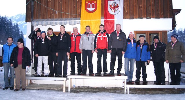 Das Sieger Bild vl. Vizebürgermeister Walter Astner, Organisationsleiter Andi Aberger, 2. EC. Jochberg I, 1. EC. Jochberg II, 3. EV. Fieberbrunn  II.