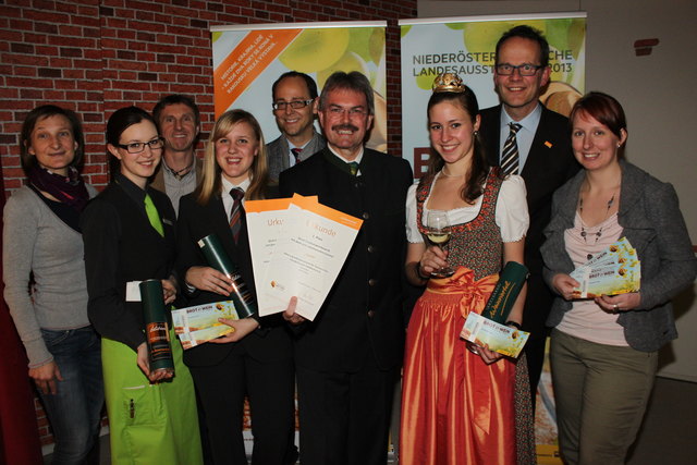 Landesrat Karl Wilfing, Hannes Weitschacher und Christine Friedl (Weinviertel Tourismus GmbH) gratulieren dem erfolgreichen Siegerteam der HLT Retz. | Foto: Beisser