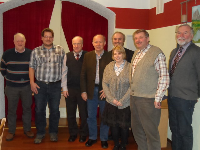 Lenken nun die Imkergeschicke: Gerhard Weisgarm und Romana Nosko (2. und 3. v. re).
