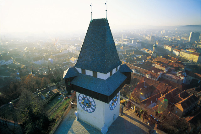 Vom Schloßberg aus bekommen die Gäste der Landeshauptstadt einen eindrucksvollen Überblick. | Foto: Graz Tourismus/Schiffer