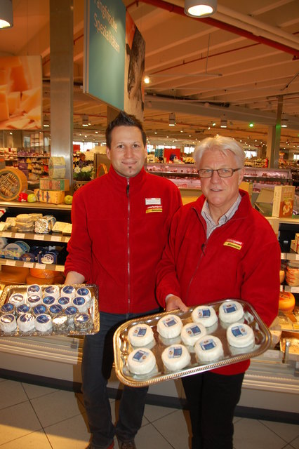 In Angriff nahm Gerhard Reheis im roten Jäckchen auch die Molkereiabteilung beim "Grissemann". | Foto: SPÖ Tirol