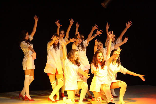 Auch bei der schönen Schlussszene zeigten die Schüler ihr choreografisches Talent.