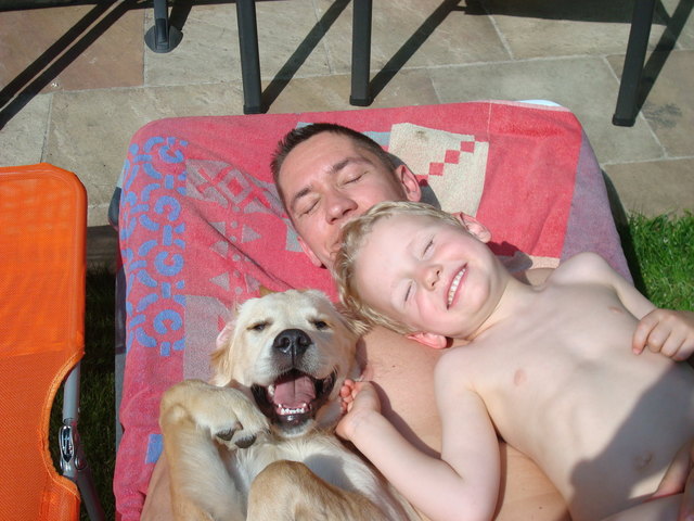 Familie mit Hund beim Relaxen