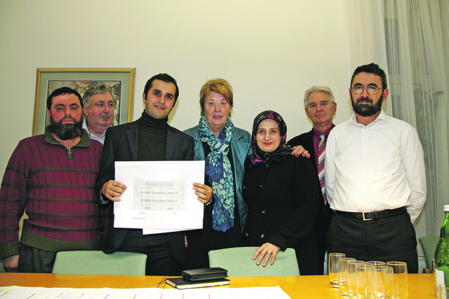 Bei der Präsentation: Parlak Kazim, Paul Stadler, Onur Simsek, Renate Angerer, Müzeygen Demir, Peter Kriz und Harun Kartal (v.l.)