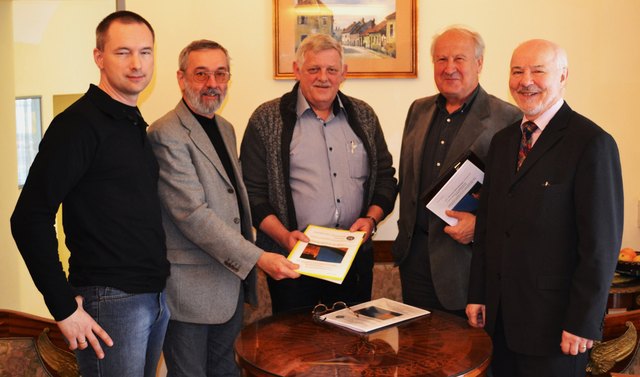 Mitglieder der Arbeitsgruppe Schlossberg präsentieren Bürgermeister Kindl das Programm: (v.l.n.r.) Markus Enengel, Friedrich Karches, Bürgermeister Karl Kindl, Baumeister Ing. Arnulf Haderer und Notar Dr. Bernhard Puhl.