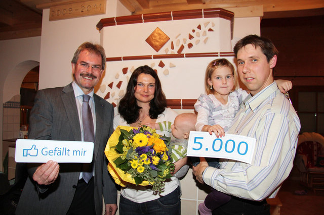 LR Karl Wilfing mit seiner 5.000sten FB-Freundin Yvonne Asperger samt Familie.