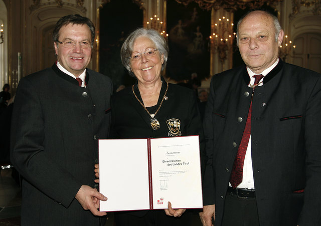 Ehrenzeichen des Landes Tirol: Gerda Werner mit LH Günther Platter und Luis Durnwalder. | Foto: Land Tirol