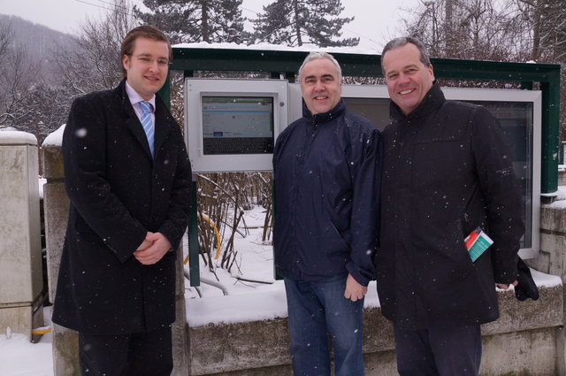 Stefan Grosz erklärte StR Harald Wolkerstorfer und Vbgm Christian Matzka das neue Infoterminal.