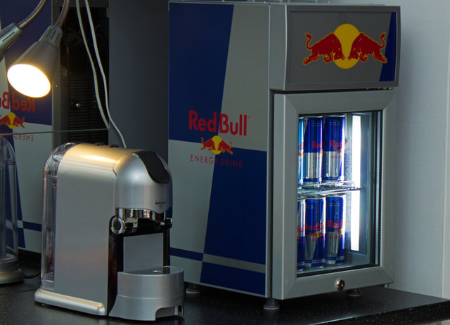 Red Bull und Kaffee darf im Studio natürlich nicht fehlen