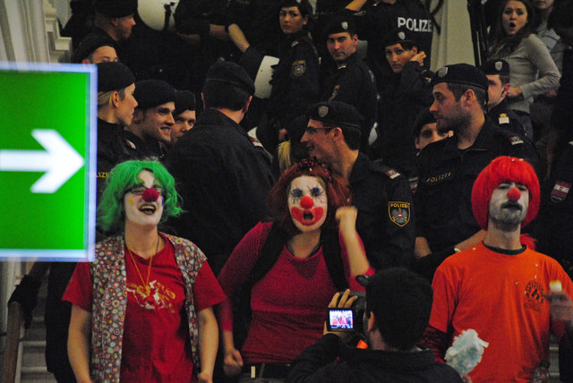 Carola K. mischt sich mit ihren Clowns zwischen Demonstranten und Polizei um Situationen zu entschärfen. | Foto: Foto: privat