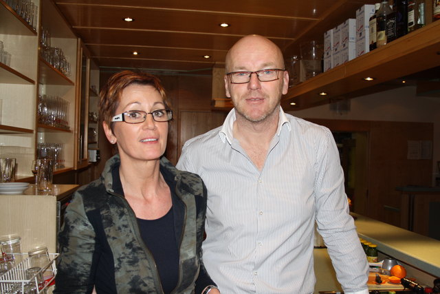 Nehmen Pago vom Verkauf: Helga Morolz und Charly Jan vom GH Kropf