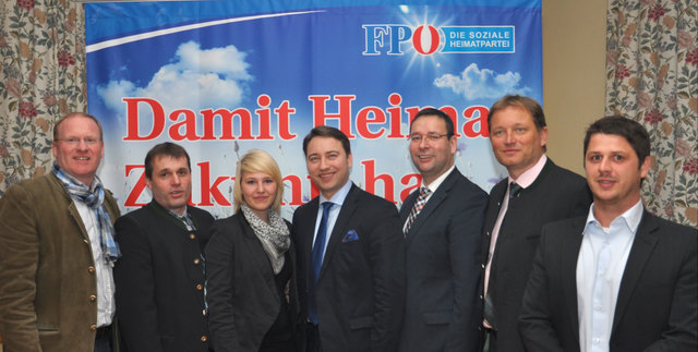 Hermann Brückl (3. v. r.) konnte beim FPÖ-Bezirksparteitag auch Landeschef Manfred Haimbuchner (Mitte) begrüssen. | Foto: FPÖ