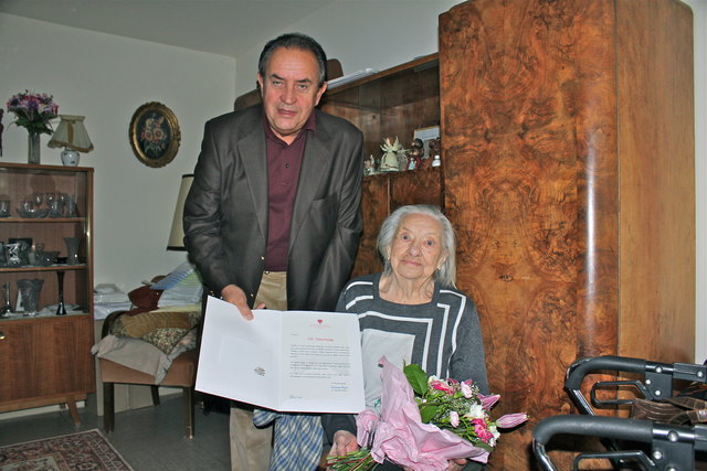Bezirksvorsteher Karl Homole gratuliert der rüstigen 102jährigen Mathilde Testik