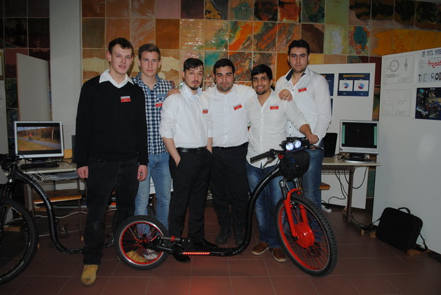 Präsentierten stolz ihren elektrisch betriebenen Tretroller: Oscar Steurer, Thomas Bärnthaler, Muhammed Sentürk, Sanjay Ram, Seder Özdemir und Ömer Yavuz
