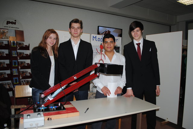 Maria Bogdanovic, Valentin Buchner, Ömer Bozdag und Thomas Augustin zeigten ein Modell einer Arbeitsplattform.