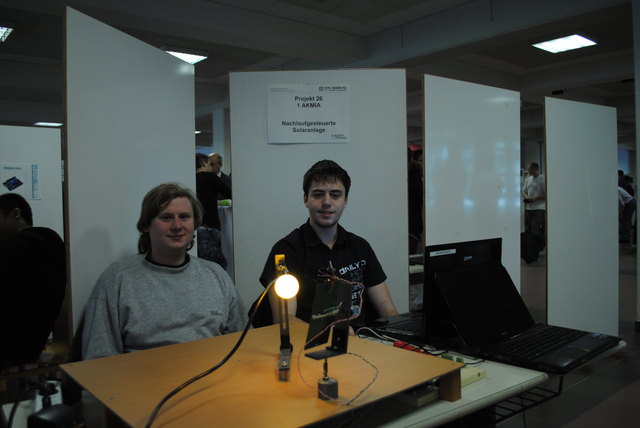 Die HTL-Schüler Alfred und Michael mit ihrer nachlaufgesteuerten Solaranlage.