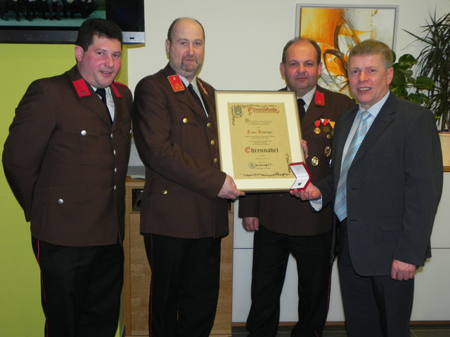 Vize-Bürgermeister Christian Perndorfer, Ehrenkommandant Franz Kubinger, Faktionsobmann Norbert Voraberger, Bürgermeister Ulrich Baumgartner-Flotzinger | Foto: Gemeinde