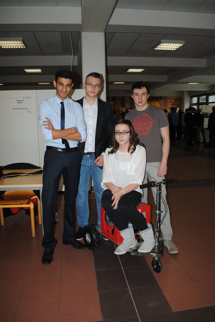 "Die Entwicklung unserer fahrenden Bierkiste fand sogar Sponsoren!", sind die Schüler Öksüz Nesibe, Abder-Aziz Islam, Daniel Gruber und Haris Husic.