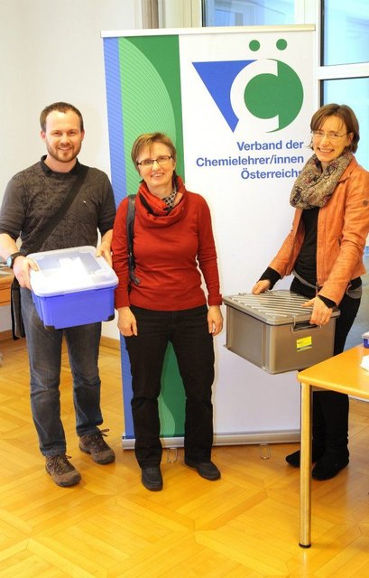 Lehrerteam der HAK Lambach nimmt die Materialien für den Chemieunterricht in Empfang.