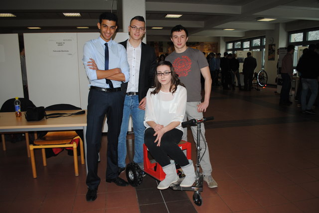 "Die Entwicklung unserer fahrenden Bierkiste fand sogar Sponsoren!", sind die Schüler Öksüz Nesibe, Abder-Aziz Islam, Daniel Gruber und Haris Husic.