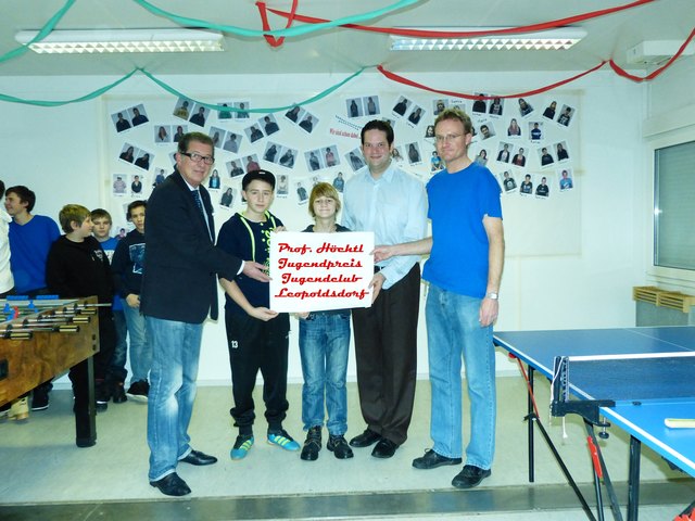 Andreas Koller (re) und seine Jungs übernahmen mit Freude den Prof. Höchtl-Jugendpreis, symbolisch  überreicht von Lukas Mandl und Peter Gaumannmüller.