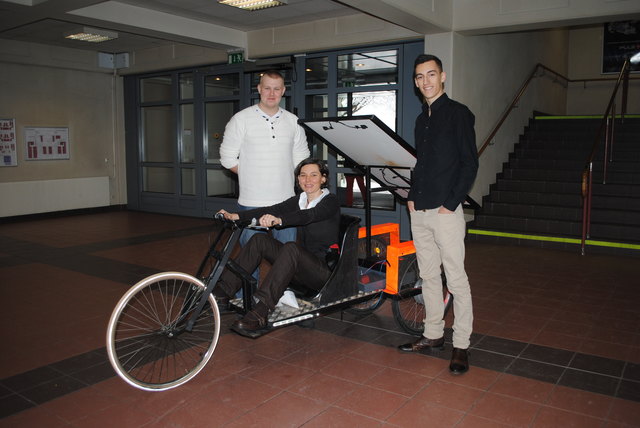 Englischlehrerin Claudia Tarmann probierte das E-Trike gleich einmal aus. Die Schüler Alex Gloss und Arben Zuta waren sichtlich stolz auf ihr Projekt!