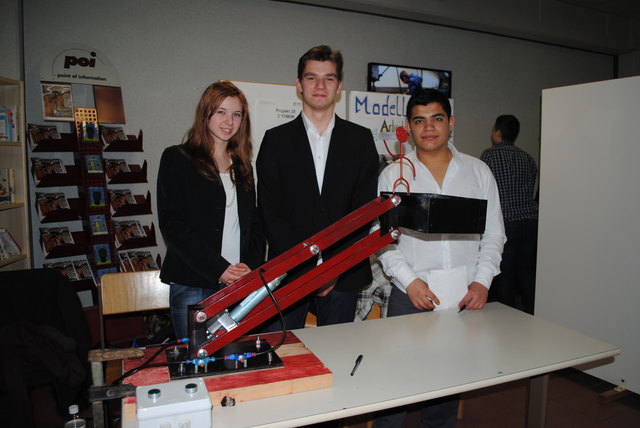 Maria Bogdanovic, Valentin Buchner und Ömer Bozdag zeigten ein Modell einer Arbeitsplattform.