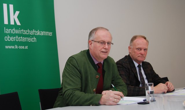 „Die Landwirtschaft muss eine steigende  Weltbevölkerung ernähren. Das macht sie auch in 
Zukunft zu der Schlüsselbranche schlechthin“, betonen LK-Präsident Franz Reisecker (links) und Kammerdirektor Friedrich Pernkopf. | Foto: LK OÖ