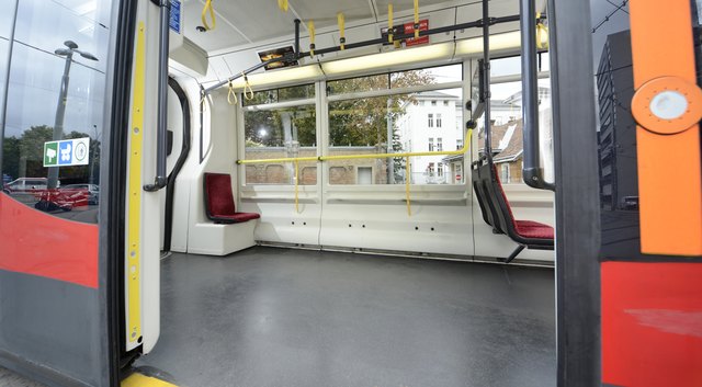 Im Türbereich wurden bei den beiden Test-Straßenbahnen die Sitzplätze ausgebaut, um den Fahrgastwechsel zu beschleunigen. | Foto: Foto: Wr. Linien