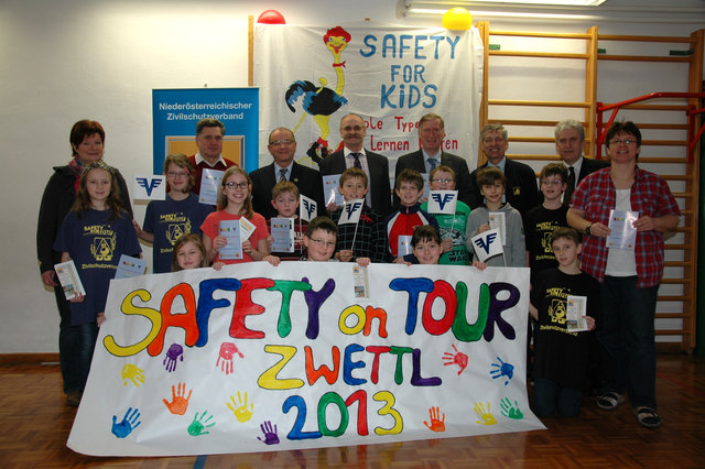 Die Kinder der VS Schloß Rosenau freuen sich schon auf den Wettbewerb. Mit ihnen am Foto: VS-Dir. Martha Prinz, Zivilschutzbeauftragter Josef Helmreich, Johannes Layr, Stadtrat Franz Groschan, Bürgermeister Herbert Prinz, Rupert Temper (NÖ Zivilschutzverband), Prok. Wolfgang Robl (Volksbank Krems-Zwettl) und VL Andrea Weisgrab (v.l.). | Foto: privat