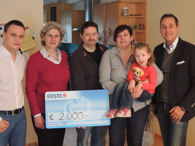 Bezirksobmann Andreas Bors, LR Barbara Rosenkranz, Andreas und Doris Roitner mit Töchterchen Anna, NA Heinz Christian Strache. | Foto: RFJ