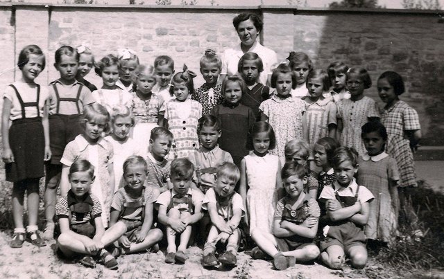 Ja, ich ging auch einmal zur Schule. Lang ist es her. Da sahen die Kinder so aus wie oben.