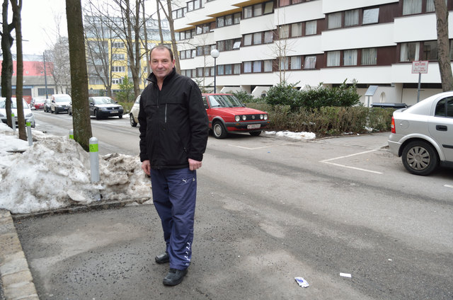 Auch Anrainer Ranko Savic wünscht sich einen Schutzweg vor dem Kindergarten.
