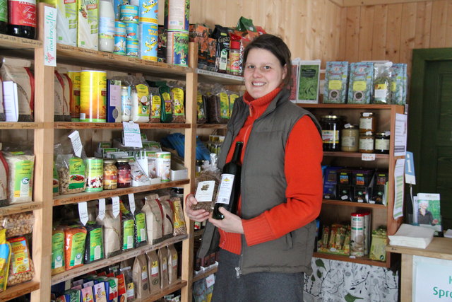 Petra Königshofer im Verkaufsraum, der inzwischen selbstständig arbeitenden Geschäftsstelle.