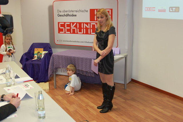 Magdalena Kaltseis ließ sich bei der Präsentation ihres "Friedenswegs" von zwei Kindern unterstützen.