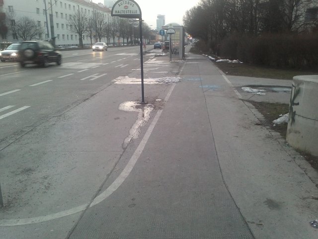 Zugang zu den Zebra-streifen durch Radweg isoliert...
