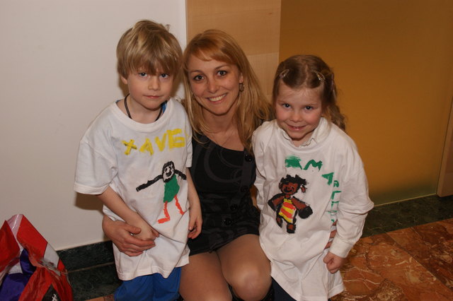 Magdalena Kaltseis ließ sich bei der Präsentation ihres "Friedenswegs" von zwei Kindern unterstützen.