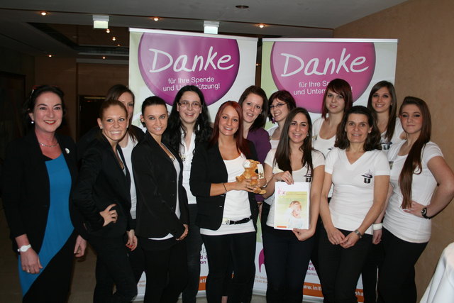 Das Projektteam des Kollegs spendete den Reinerlös der Initiative Kinder-Reha. | Foto: HLA Baden
